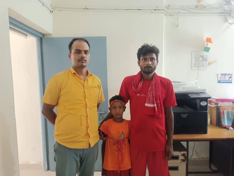 Bettiah : कांवरियों की भीड़ में परिजनों से बिछड़ा बालक मिला