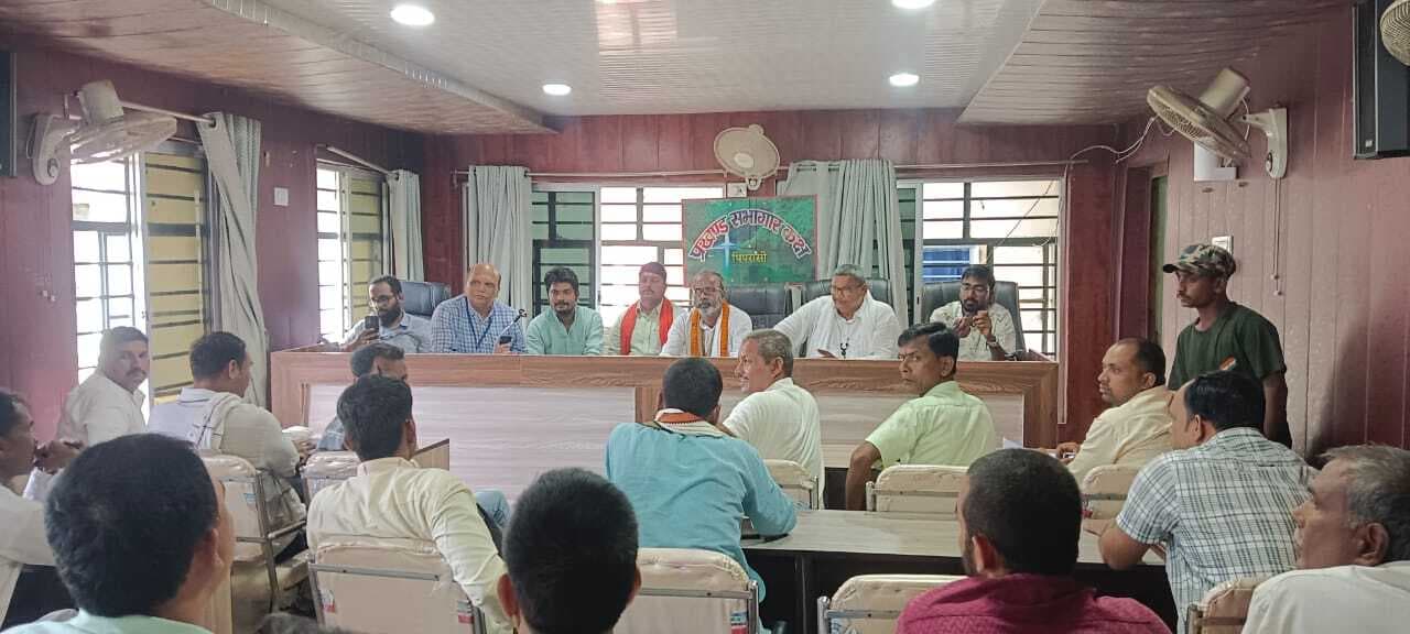 Bettiah : बीस सूत्री की बैठक में विद्यालयों में एमडीएम गड़बड़ी की जांच पर पारदर्शिता की हुई मांग