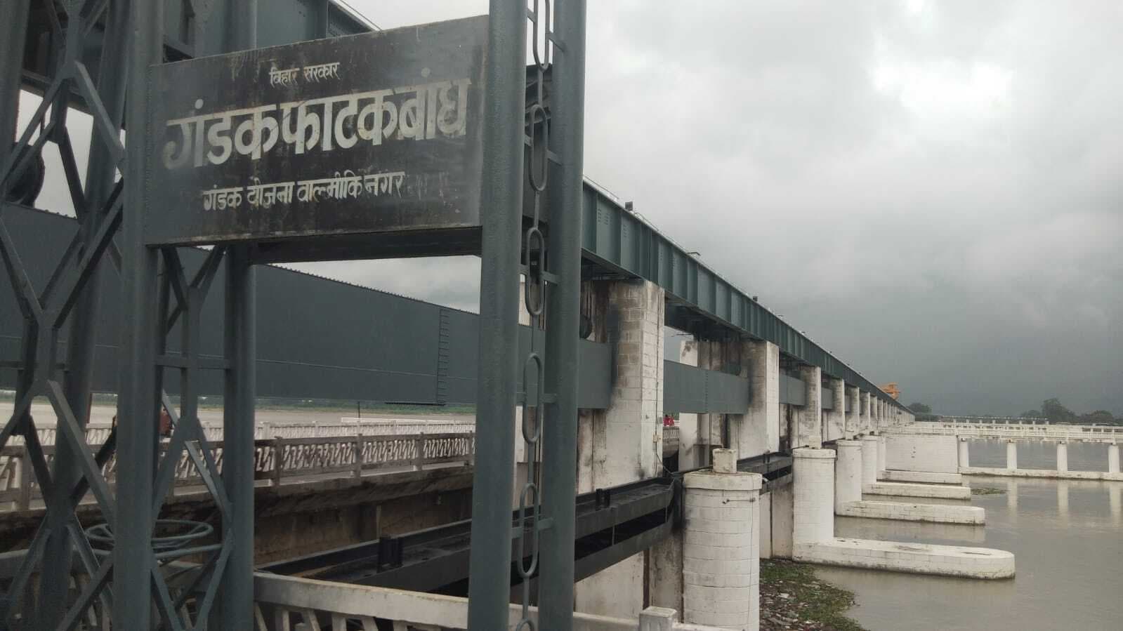 Bettiah : गंडक बराज से गंडक नदी में छोड़ा गया 1.12 लाख क्यूसेक पानी