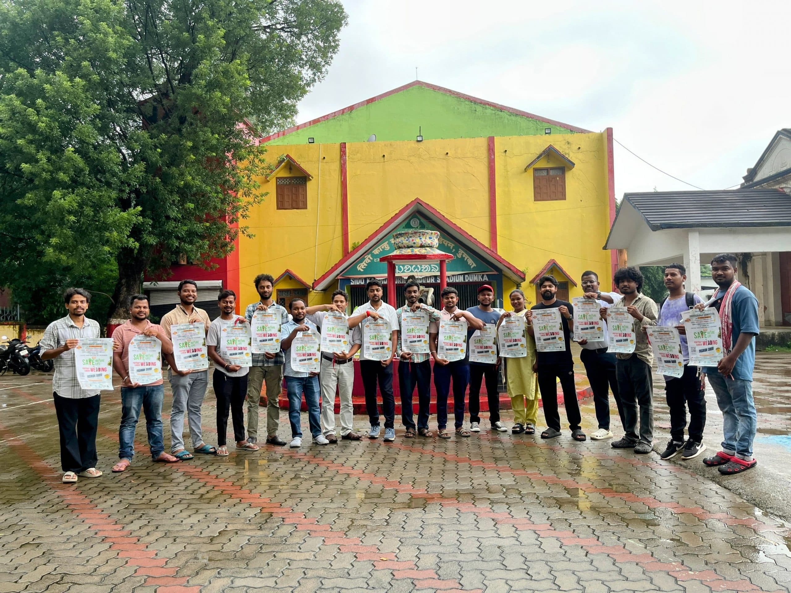 विश्व फोटोग्राफी दिवस को लेकर दुमका फोटोग्राफी क्लब ने किया पोस्टर विमोचन