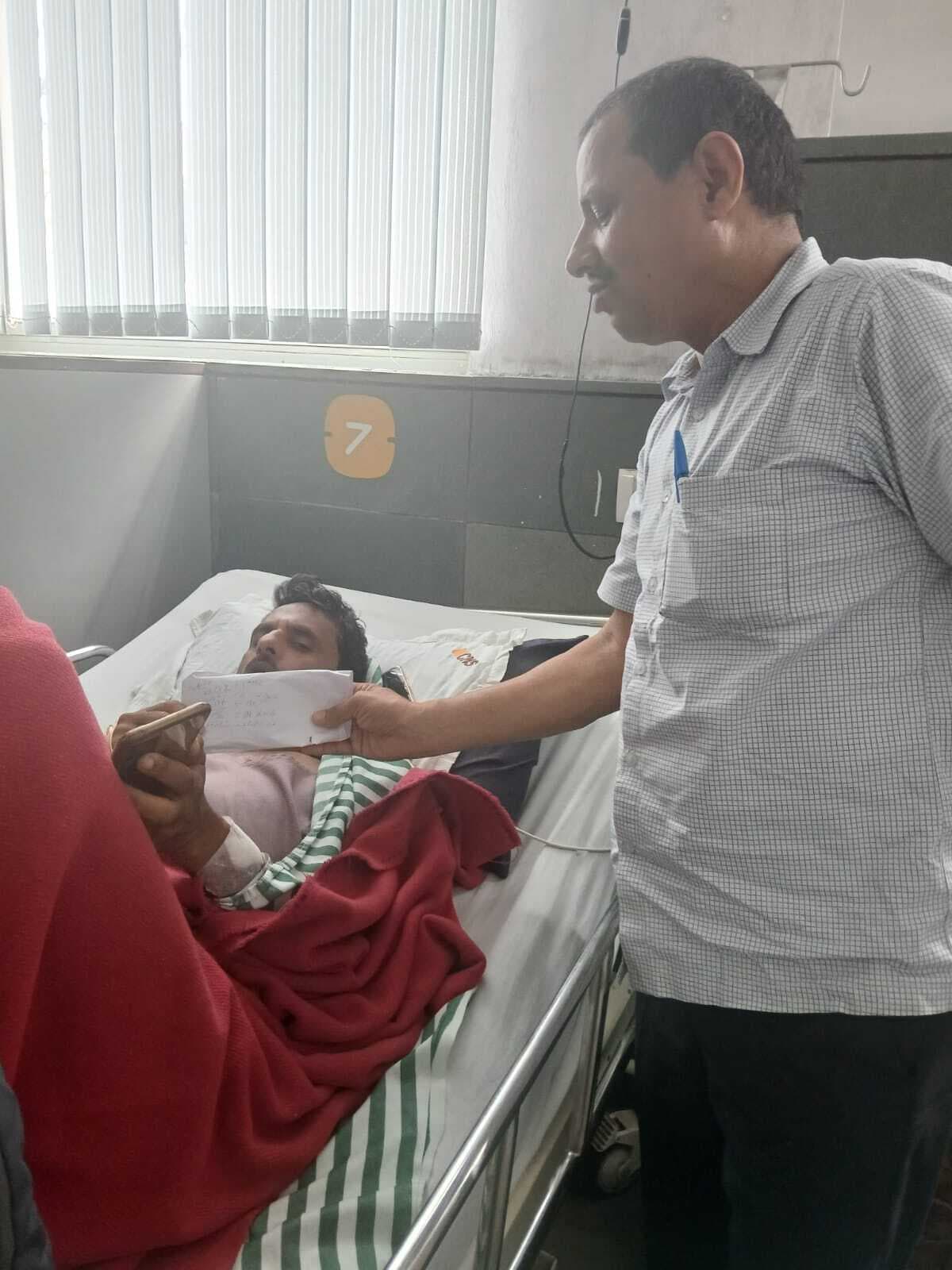 जानलेवा हमले से जख्मी प्रध्यापक को दी आर्थिक मदद