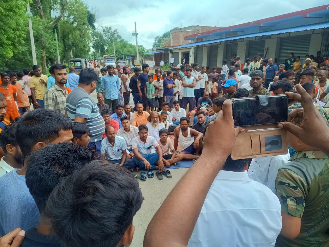 दुकानदारों ने बंद रखीं दुकानें