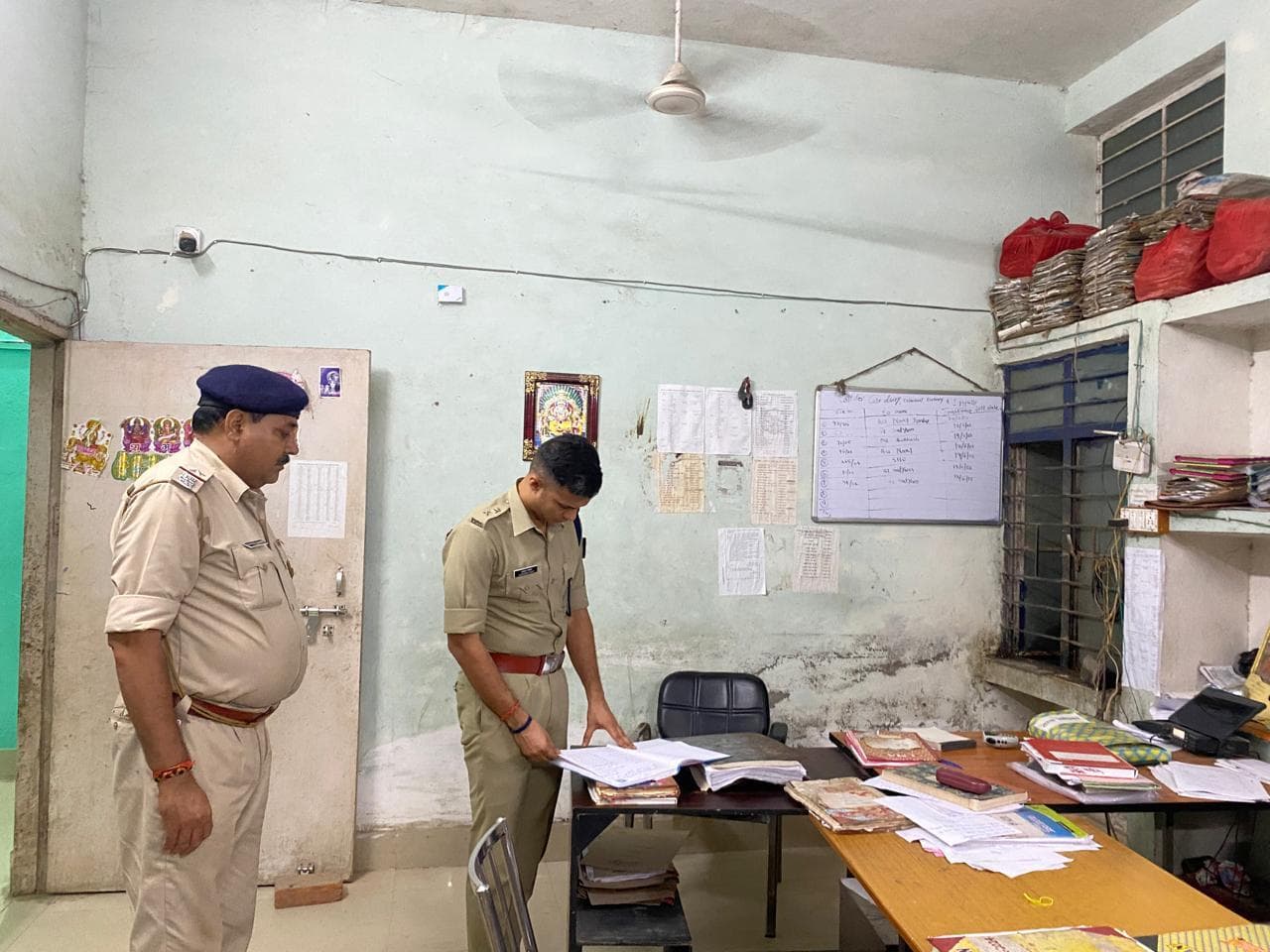 थावे थाने का एसपी ने किया औचक निरीक्षण, दिये निर्देश