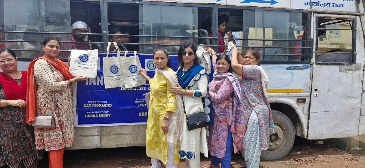 इनरव्हील क्लब ने पर्यावरण संरक्षण के लिए बांटे बैग
