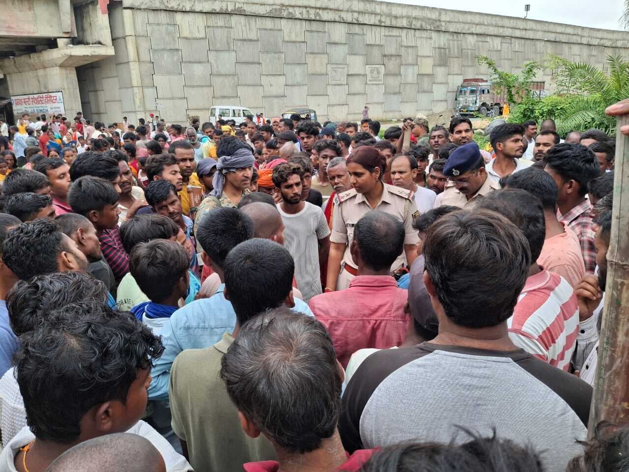 पुल निर्माण की मांग को लेकर सड़क जाम