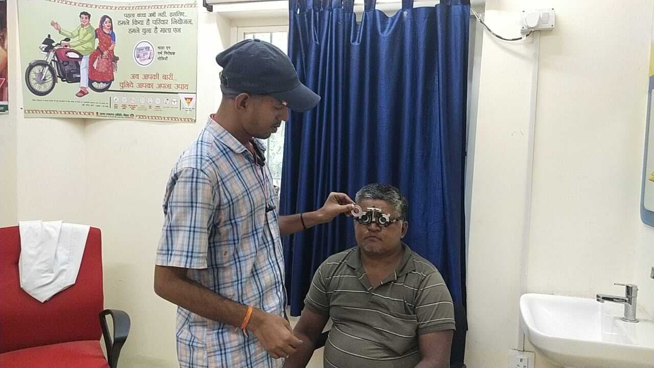 hajipur news. गोरौल सीएचसी में आंख का इलाज शुरू