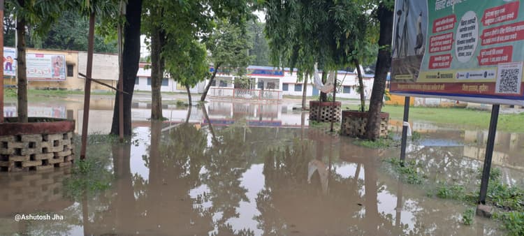 बारिश ने खोली जलनिकासी व्यवस्था की पोल, सड़कों पर भरा पानी, जनजीवन प्रभावित