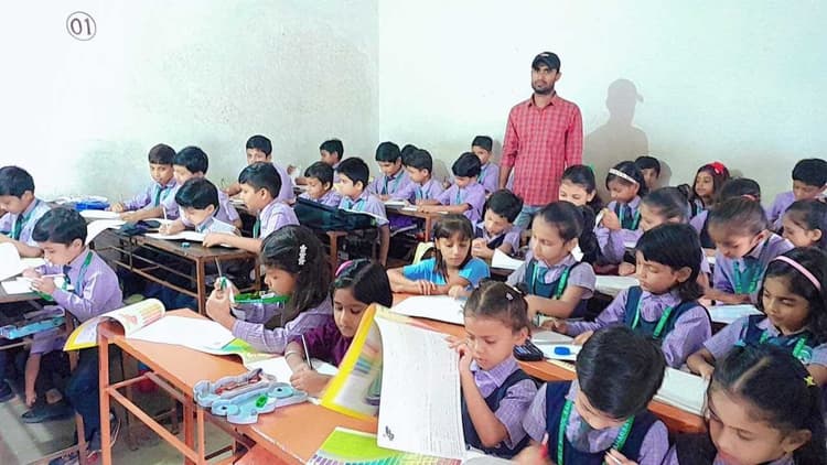 बच्चों ने कागज पर उकेरी अपनी प्रतिभाएं