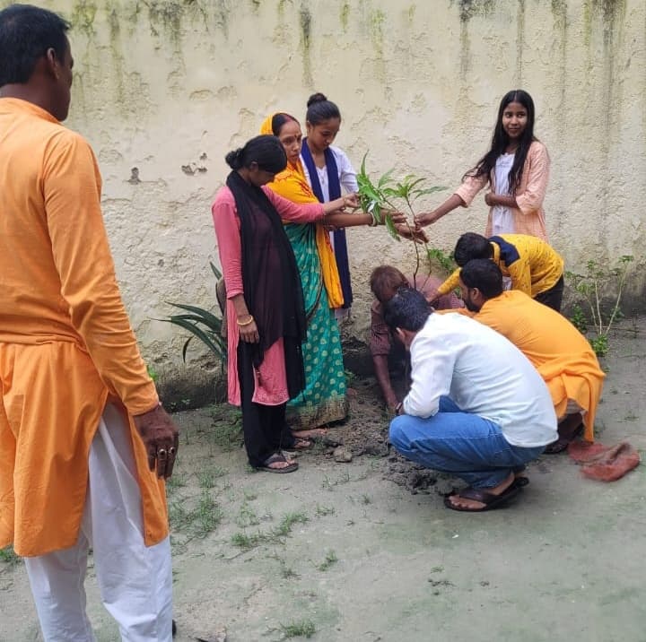 Samastipur News:गायत्री चेतना केन्द्र के सहयोग से किया गया पौधारोपण