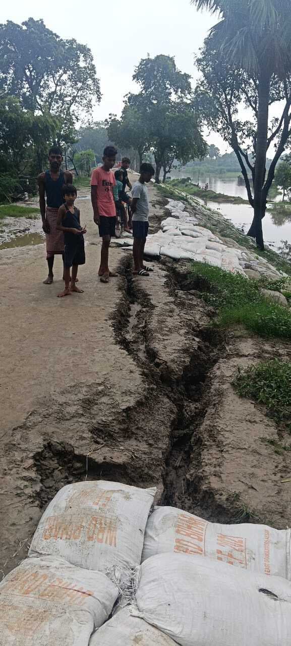 hajipur news. बारिश में टूटकर बह रहा नवनिर्मित बांध का हिस्सा, लोगों में दहशत