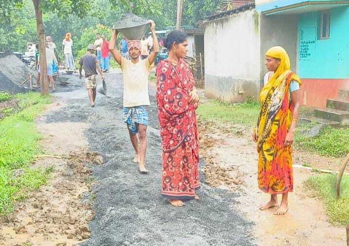 दमदमा के ग्रामीणों ने खुद की सड़क की मरम्मत