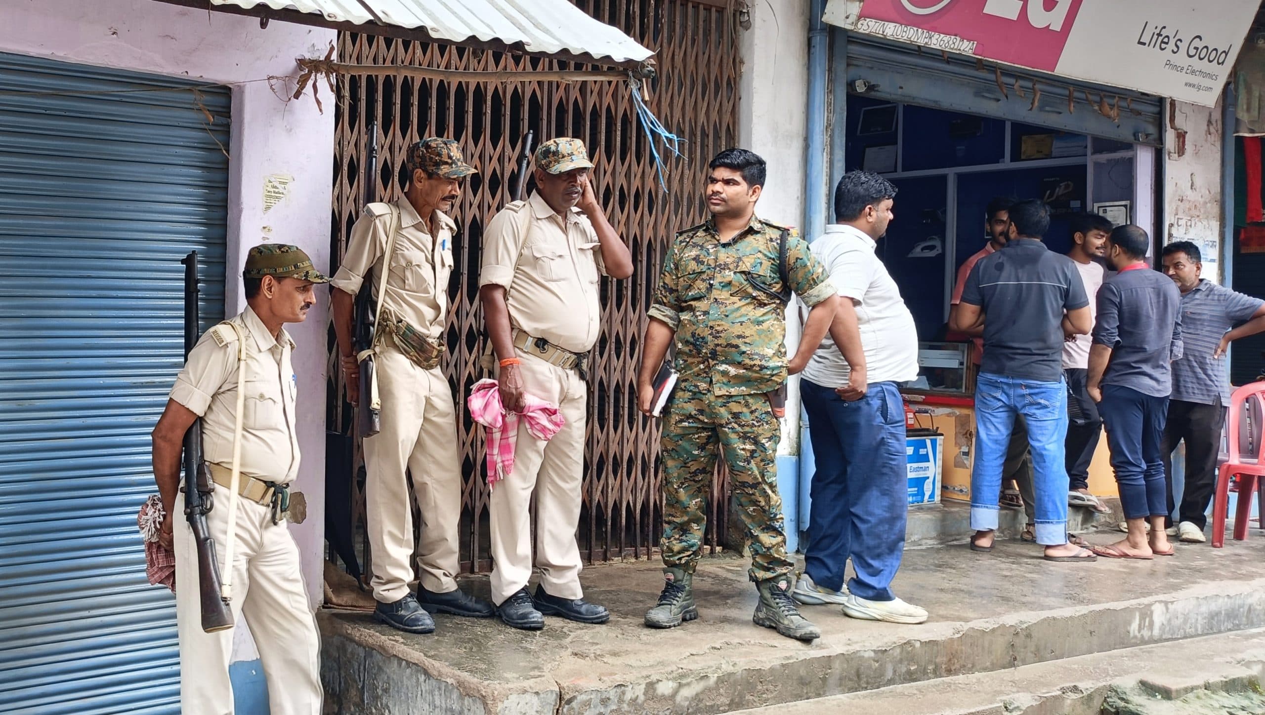 नवीनगर में चोरों ने ज्वेलर्स  दुकान के ताला तोड़ शटर उखाड़ा, उड़ाये लाखों के सामान