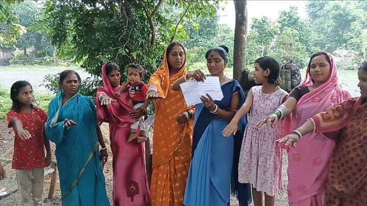 ग्रामीणों को दी गयी कचरा निबटारे की जानकारी
