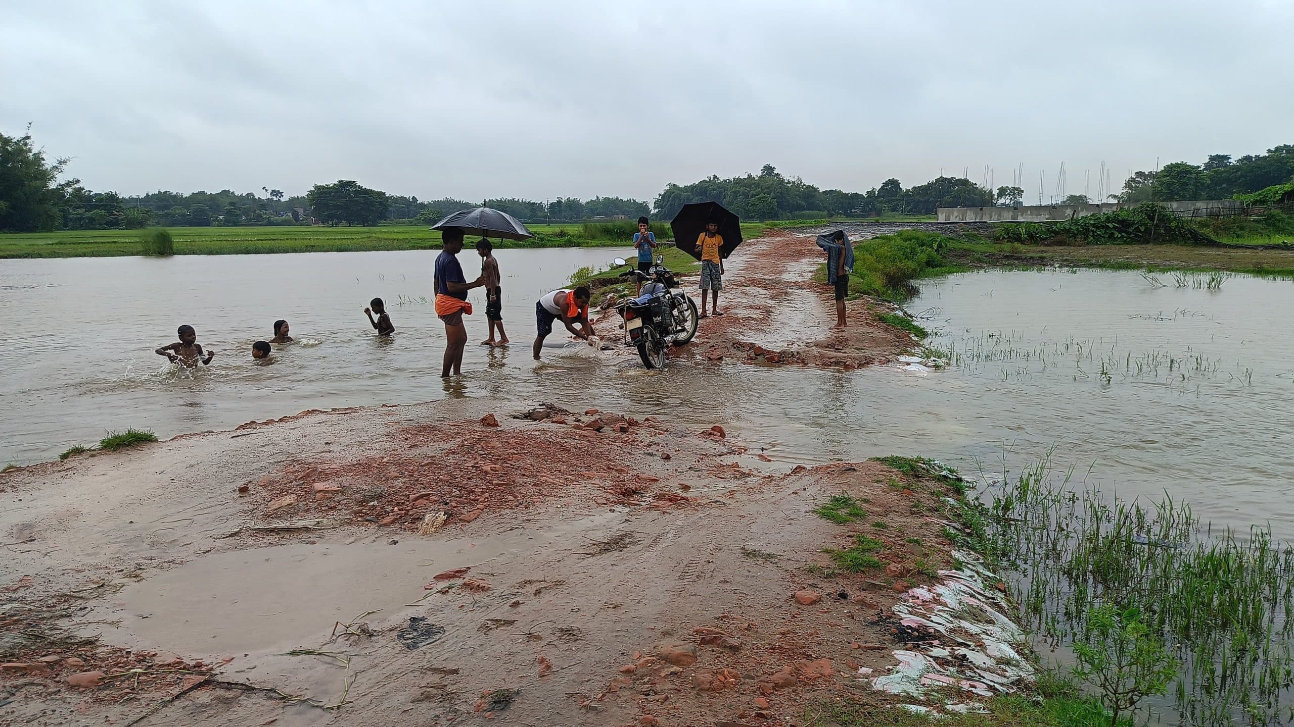 सुहिया चौक के समीप बना डायवर्सन बारिश में ध्वस्त, कई गांवों के लोगों का आवागमन बाधित