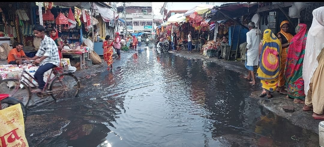 बरसात के जमे पानी व कीचड़ से बीमारी फैलने की आशंका