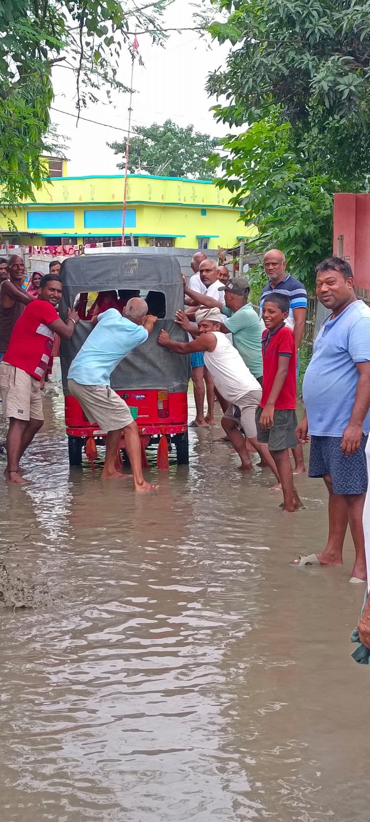 जल-जमाव के कारण होती परेशानी, जिम्मेदार लापरवाह