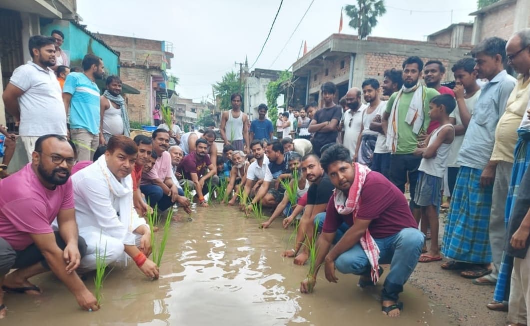 Samastipur News:जल जमाव से परेशान लोगों ने सड़क पर की धनरोपनी