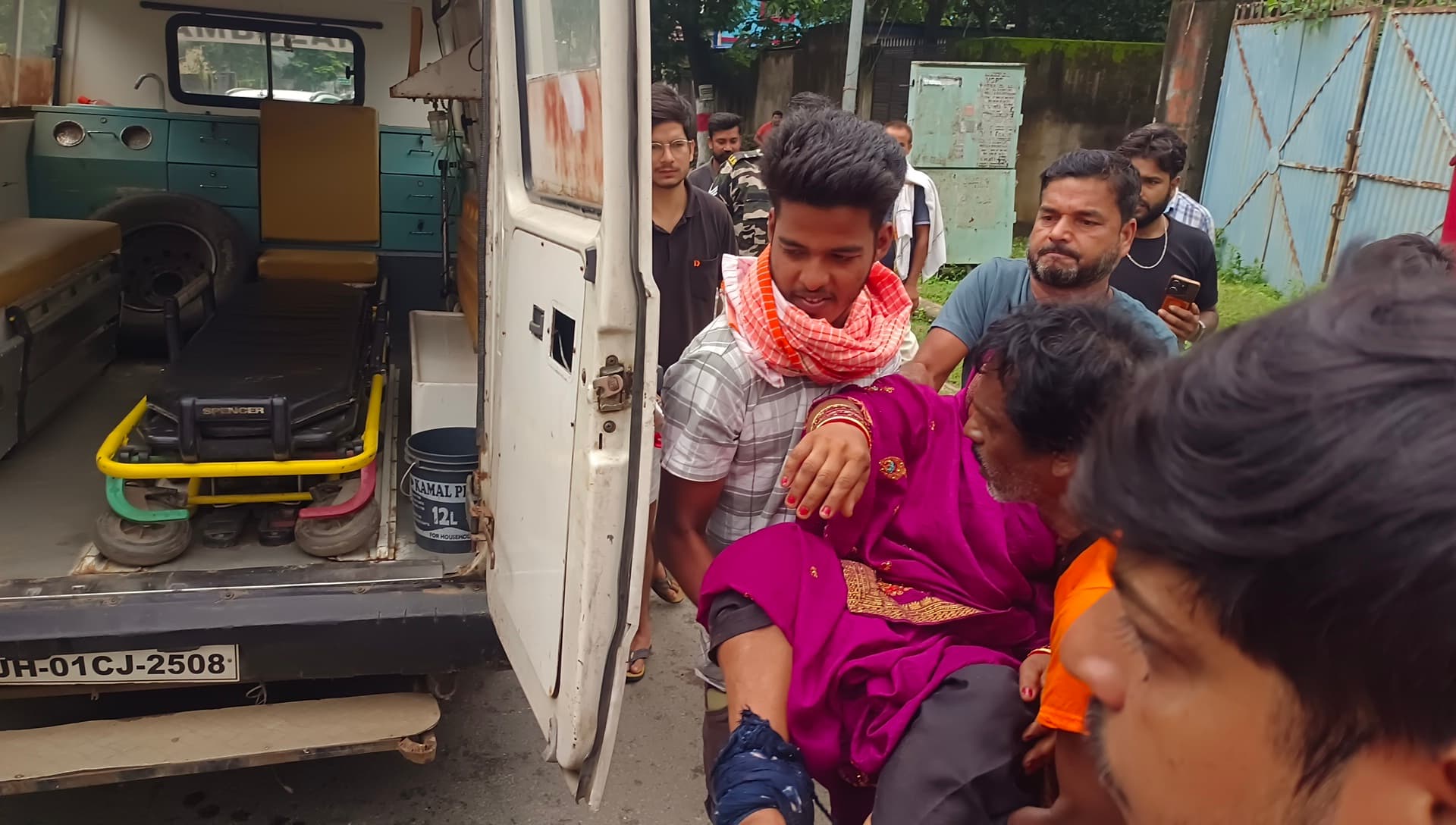 Deoghar News : मैजिक वाहन के धक्के से टोटो सवार कांवरिये घायल