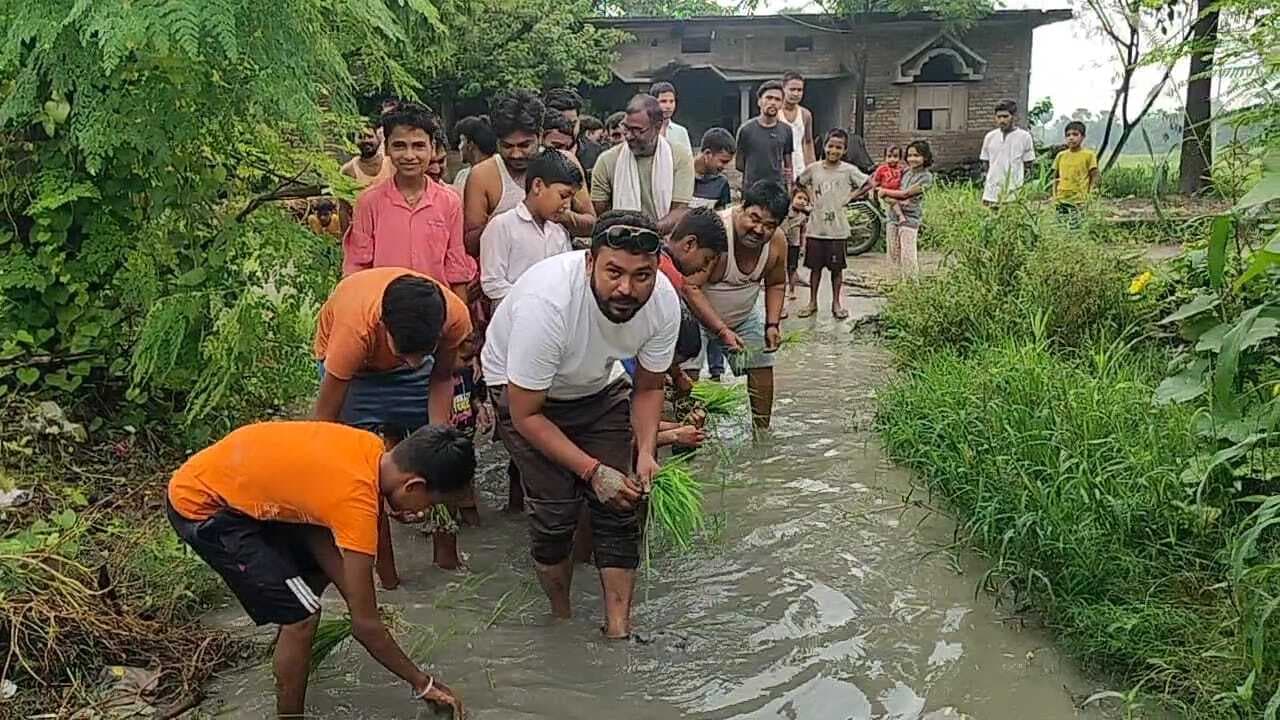 Samastipur News:सड़क पर धान रोपाई कर ग्रामीणों ने जताया विरोध