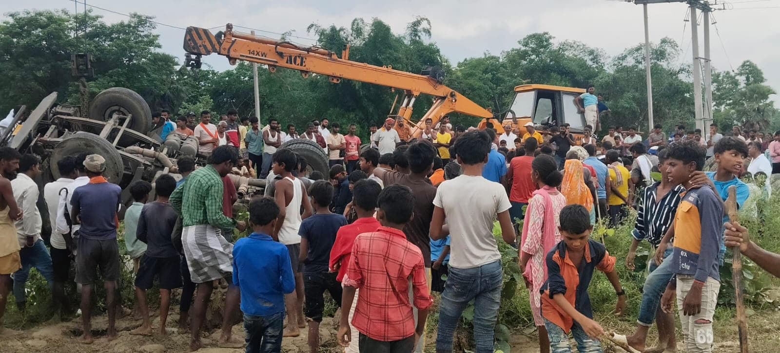 लोहा लदा ट्रेलर पलटा, जमशेदपुर के चालक की मौत