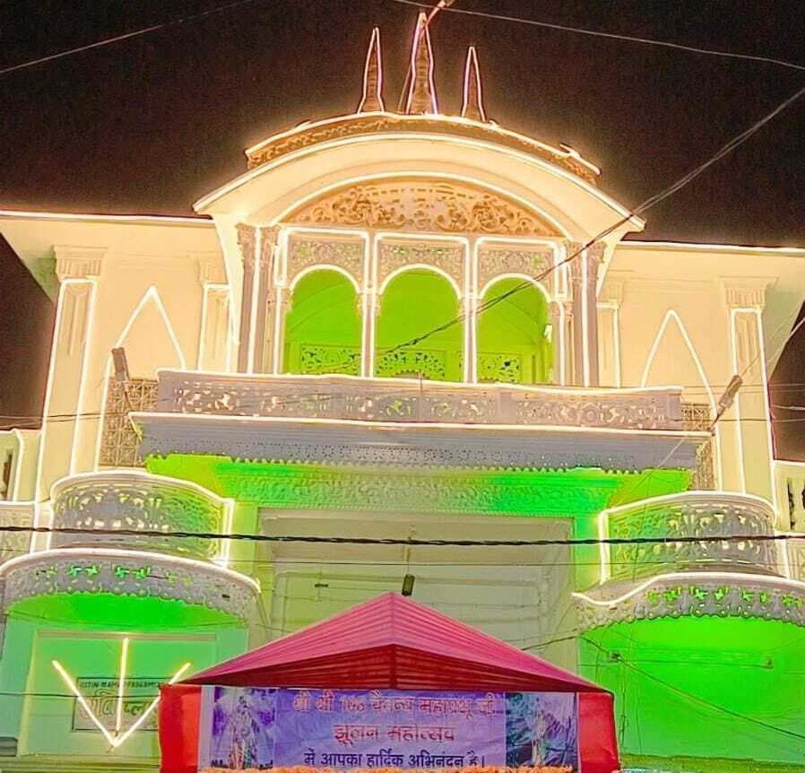 झूलनोत्सव पर भगवान कृष्ण की भक्ति में लीन हुए श्रद्धालु