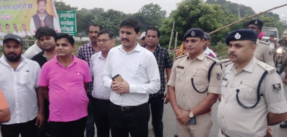 डीएम ने सावन कांवरिया मेला को लेकर गंगा घाट का किया निरीक्षण