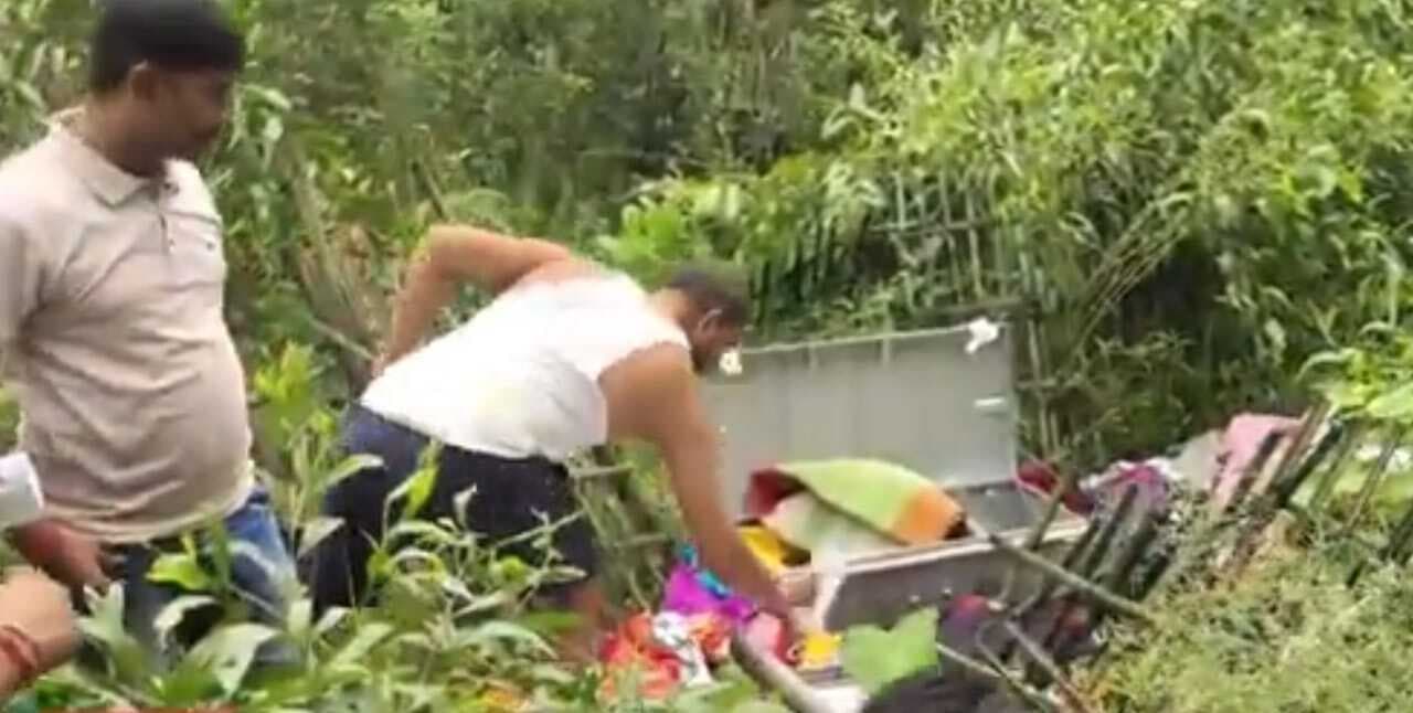 सुने घर में चोरों ने की चोरी, सामान बाड़ी में फेंका