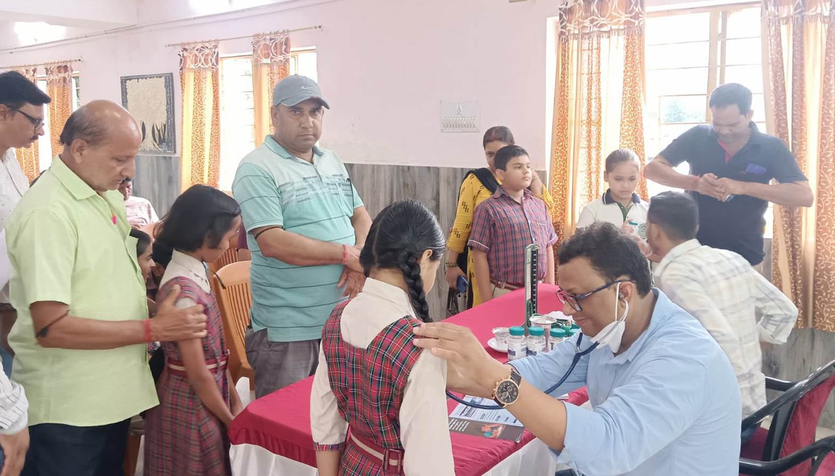 स्वास्थ्य शिविर में चिकित्सकों ने बताये स्वस्थ रहने के गुर