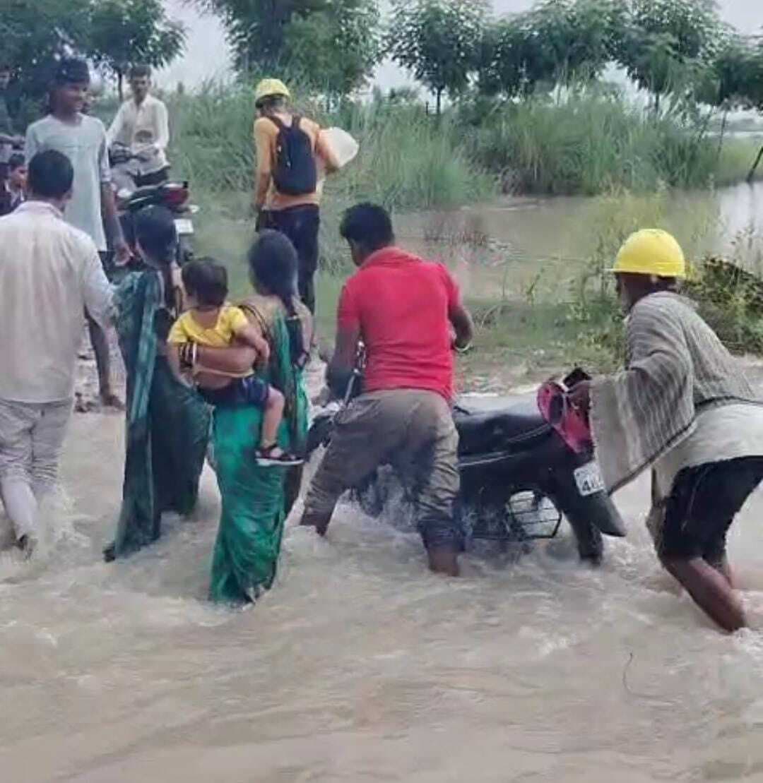 hajipur news. गंगा नदी का जलस्तर बढ़ने से राघोपुर में घुसा बाढ़ का पानी़, जफराबाद द जहांगीरपुर का मुख्य सड़क से संपर्क भंग