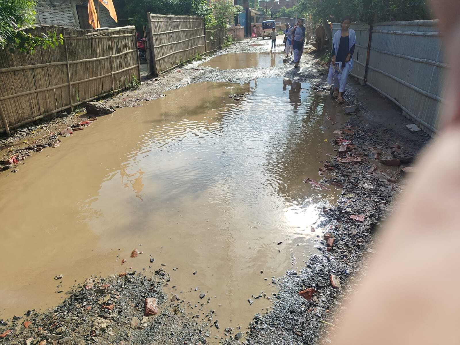 भारी वाहनों से 15 किलोमीटर सड़क ध्वस्त, आक्रोश