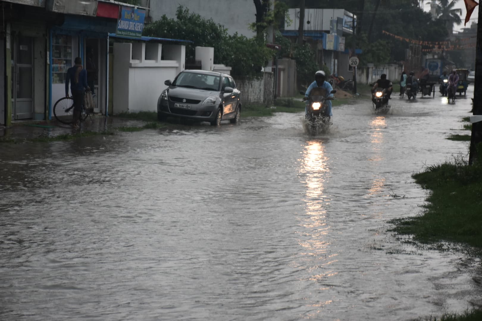 मूसलाधार बारिश से शहर हुआ पानी-पानी, कई घरों में घुसा पानी, जलजमाव ने बढ़ाई लोगों की परेशानी
