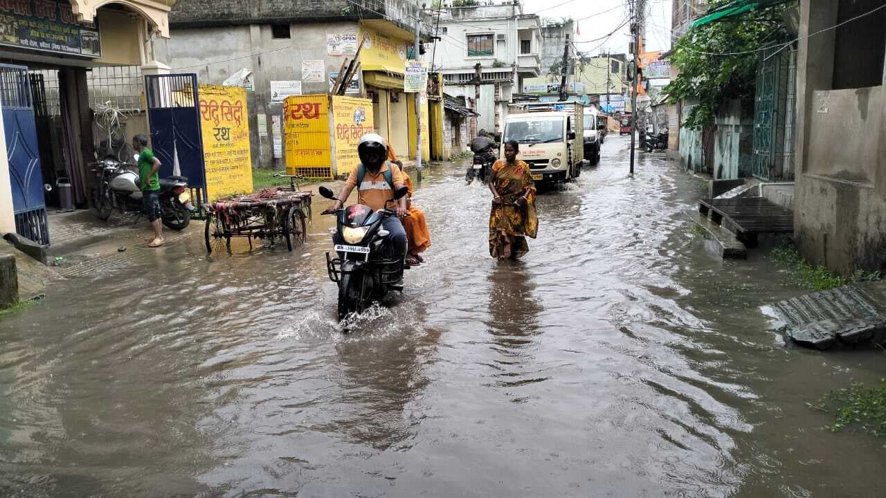 शहर में हुई झमाझम बारिश से सड़कों पर जलजमाव से लोग हुए परेशान