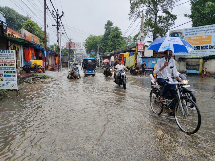 झमाझम वर्षा से सड़कों पर जल जमाव