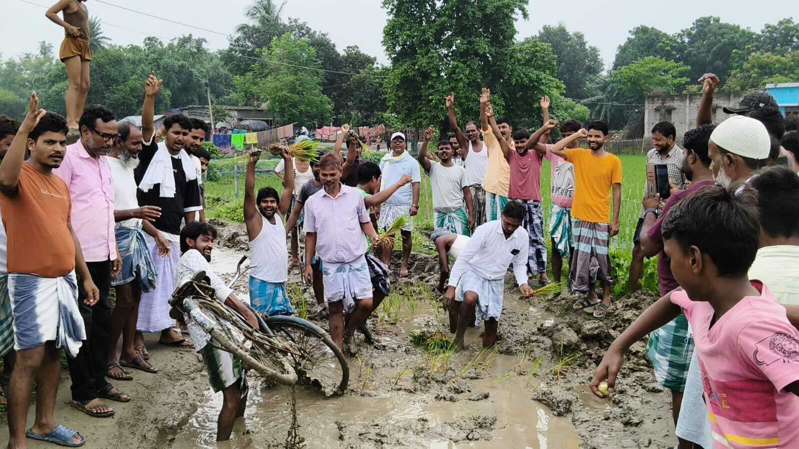 नहीं बनी सड़क, ग्रामीणों ने सड़क पर धान रोपकर जताया विरोध
