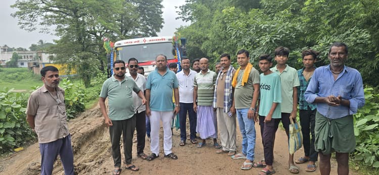 सड़क जाम कर ओवरलोडिंग परिचालन पर रोक की मांग की