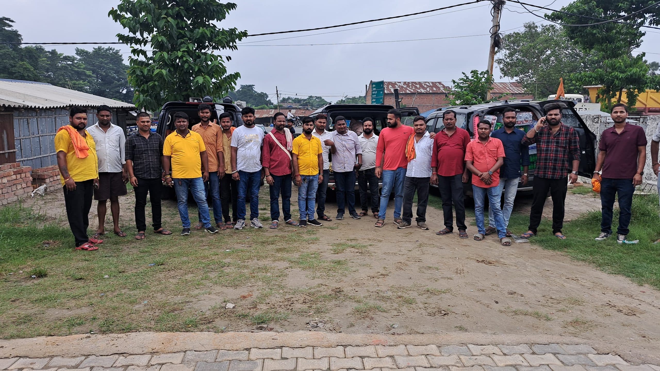 सावन की अंतिम सोमवारी पर कांवरियों की सेवा में जुटे युवा