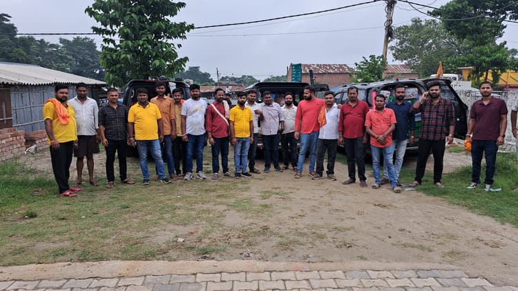 सावन की अंतिम सोमवारी पर कांवरियों की सेवा में जुटे युवा