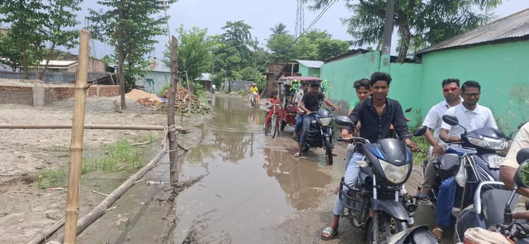 जलजमाव व कीचड़ से जनजीवन अस्त-व्यस्त