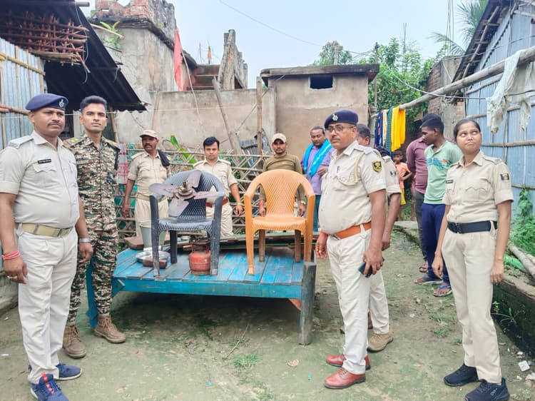 नयाटोला जुराबगंज में चार आरोपितों के घरों की कुर्की-जब्ती