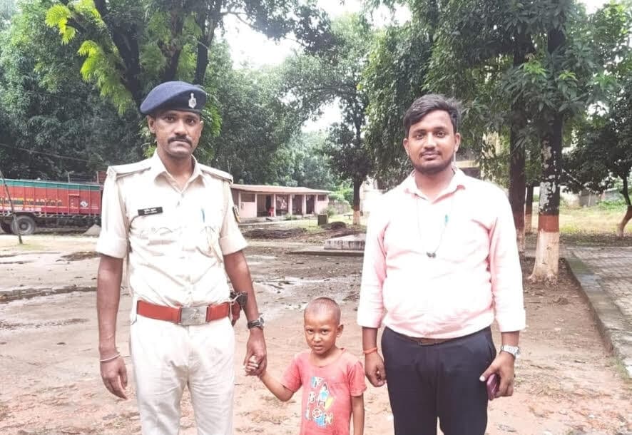 भटके बालक को पुलिस ने चाइल्ड लाइन को सौंपा