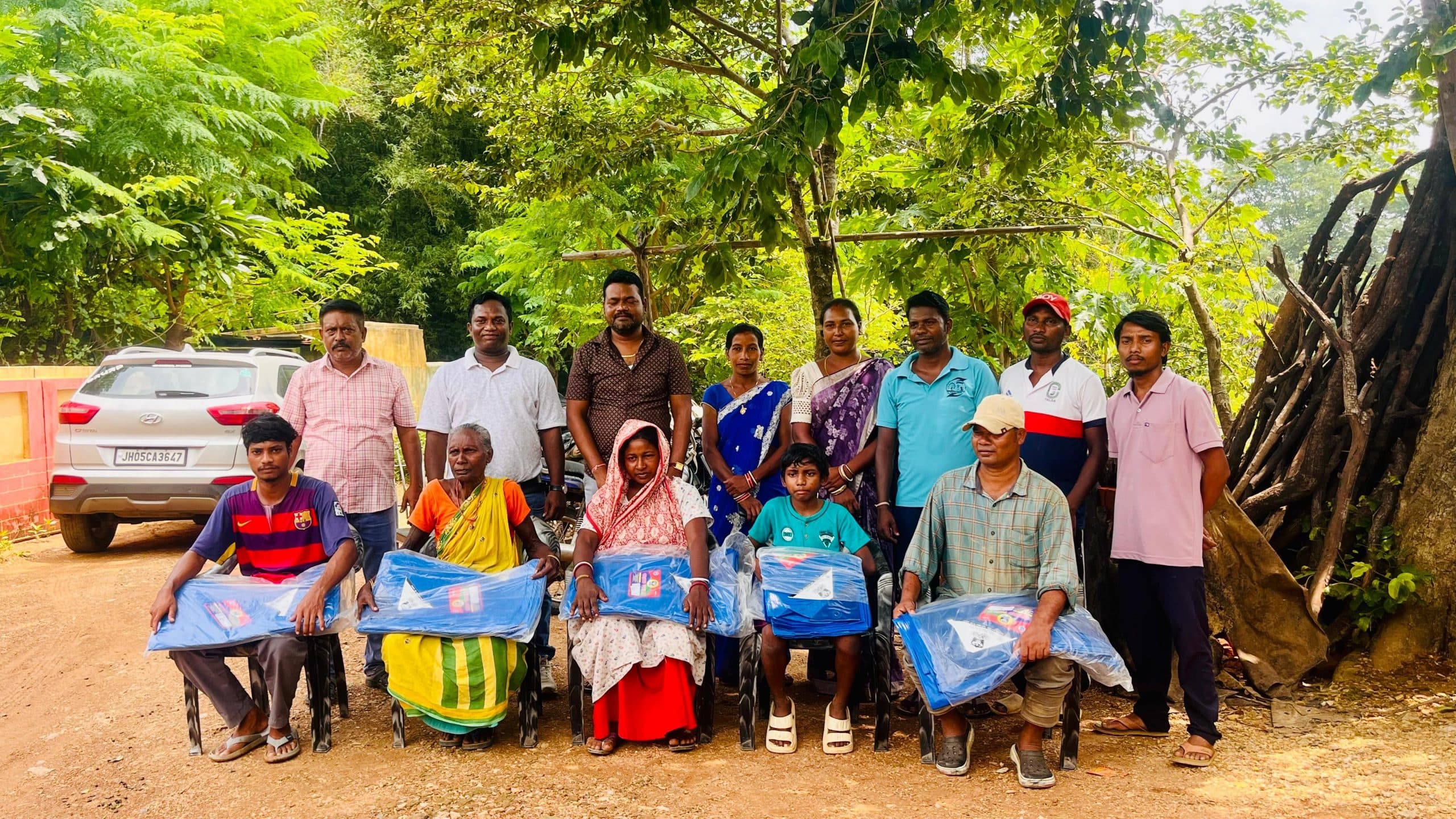 Jamshedpur news. तालसा गांव में पीड़ित परिवारों को तिरपाल बांटा गया