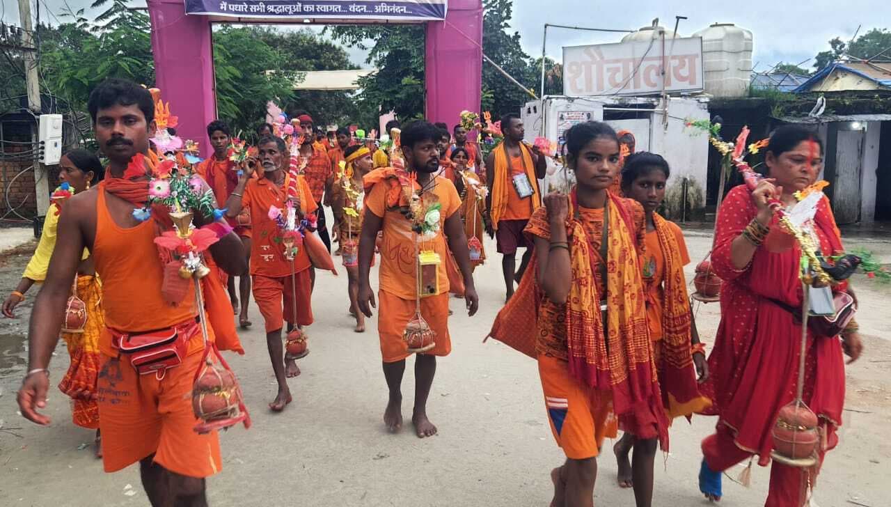 सावन की अंतिम सोमवारी पर जलार्पण के लिए केसरियामय रहा पथ