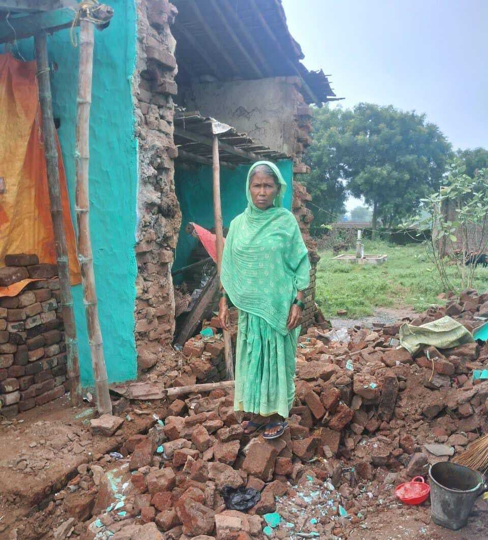 मधुपुर में बारिश ने छीना आशियाना, ढहा घर