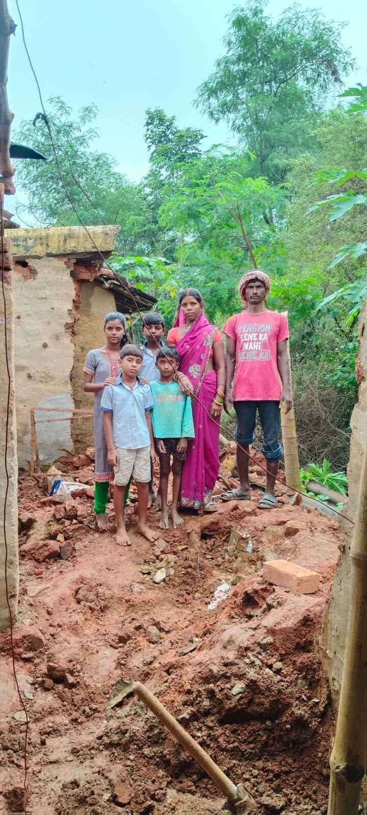 Deoghar News : बारिश में मिट्टी का घर गिरा, नहीं मिला है सरकारी आवास