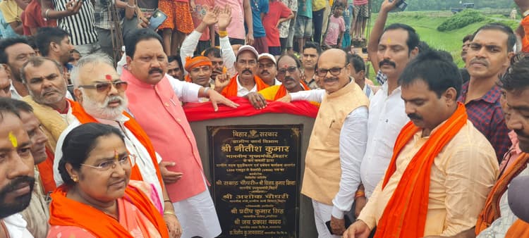 नरपतगंज विस में जल्द बनेगीं 107 सड़कें: सांसद