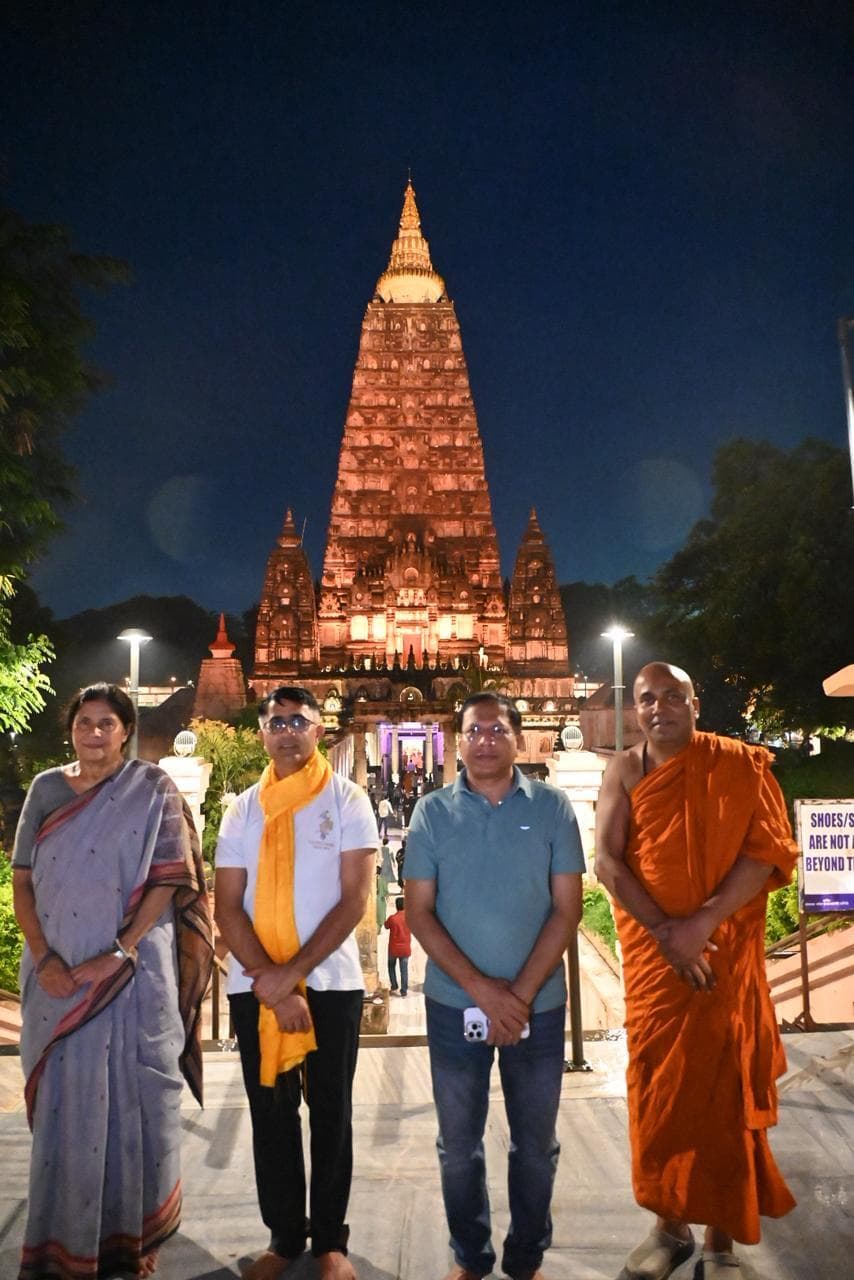 ओड़िशा के पर्यटन सचिव ने की महाबोधि मंदिर में पूजा