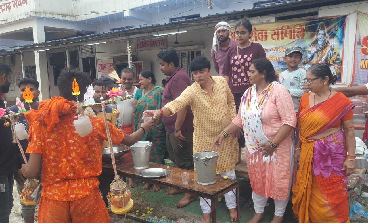 कांवरियों के बीच फल व शरबत का किया वितरण