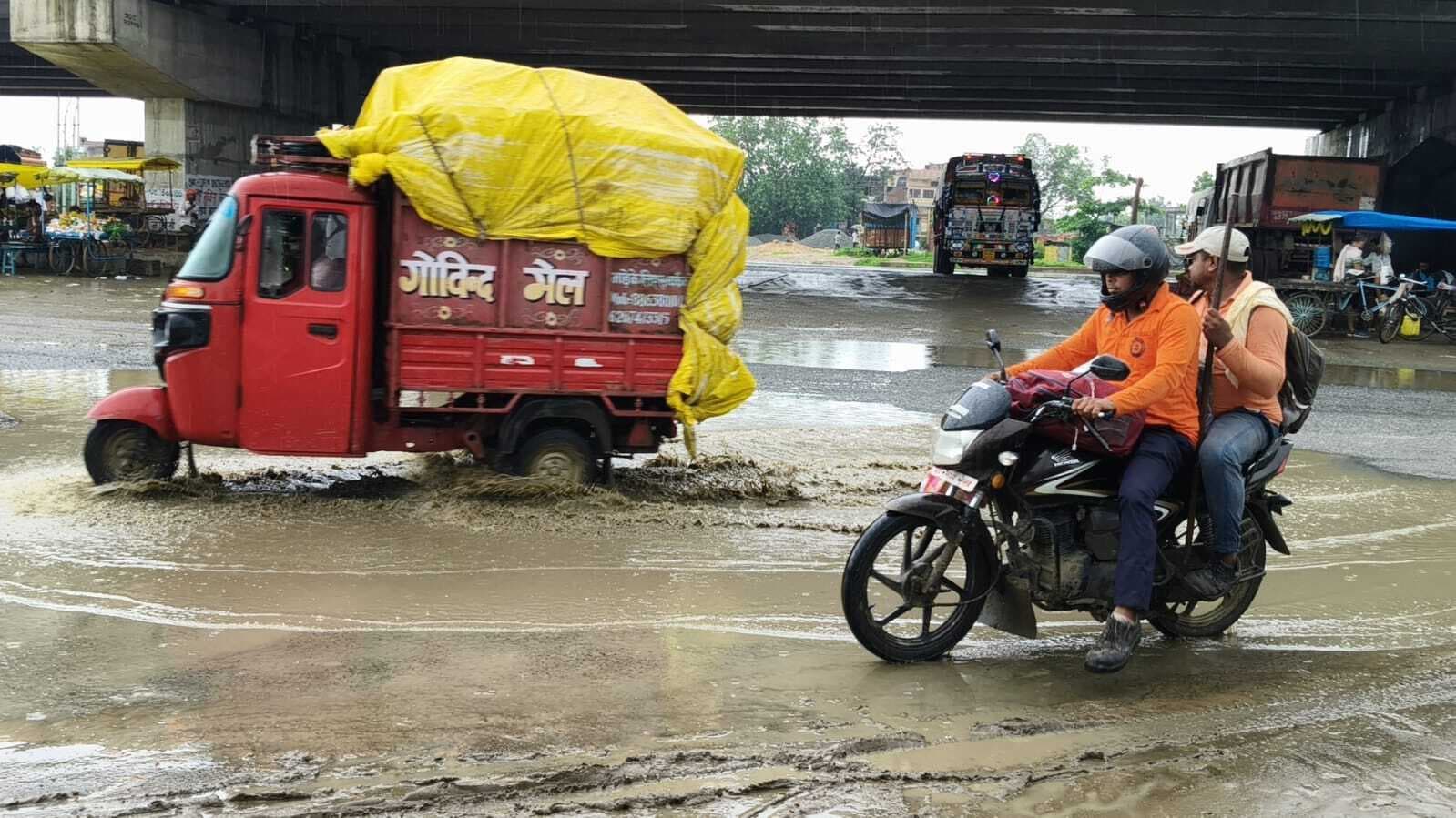 Kaimur News : मोहनिया की पटना मोड़ सर्विस सड़क पर बने गड्ढे, हादसे की आशंका
