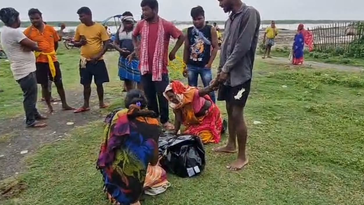 24 घंटे बाद निकला शव, रात भर गंगा तट पर बैठे रहे परिजन