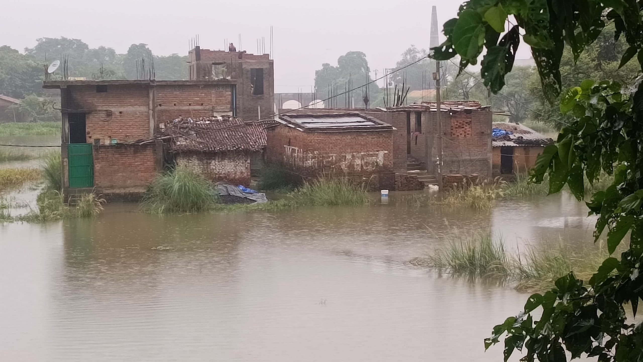 इंदरूख पश्चिमी पंचायत में घुसा बाढ़ का पानी, लोगों में दहशत का माहौल